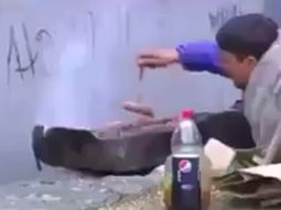 insolito: cuida el asado en medio de una protesta con incidentes insolito: cuida el asado en medio de una protesta con incidentes