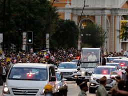 Un hombre murió mientras esperaba el paso del Papa