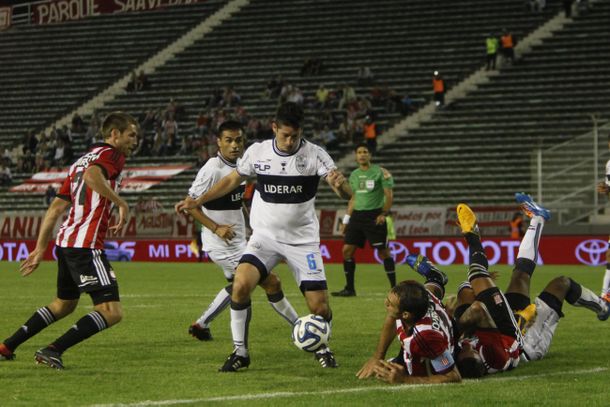 Gimnasia venció a Estudiantes en el último clásico del verano