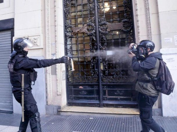 El fuerte repudio de la hermana del policía que atacó a un fotógrafo: Te convertiste en...