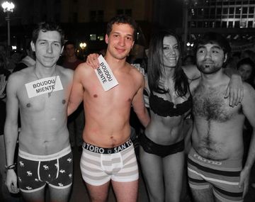 Yamil Santoro con Natacha Jaitt y dos manifestantes en un cacerolazo contra Cristina Kirchner