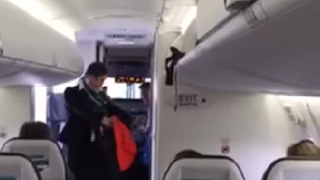mira el divertido baile de una azafata mira el divertido baile de una azafata