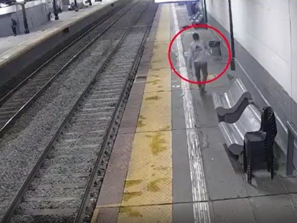 VIDEO: Así le robaban la mochila a un joven en una estación de tren