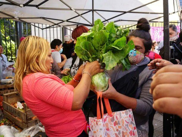 Arman un panazo, verdurazo y chorimóvil frente a La Rural
