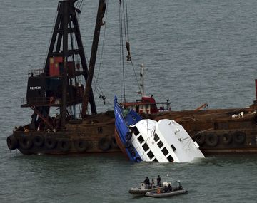 Trágico choque de dos barcos en Hong Kong: 36 muertos