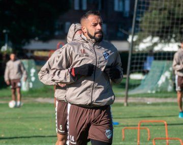 Un futbolista manejaba borracho y chocó a otros autos en Parque Avellaneda