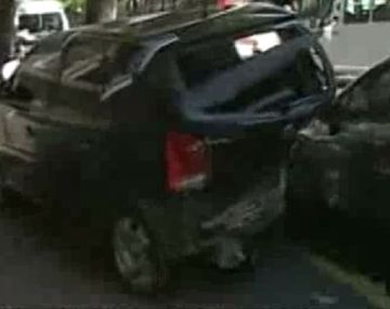 Dos taxis chocaron contra cinco autos estacionados 
