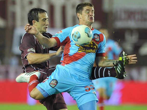 Lanús venció a Arsenal y se acercó a la punta