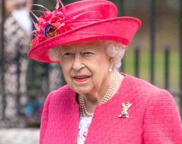 La reina de Inglaterra reaparece en público tras ausentarse por indicación médica