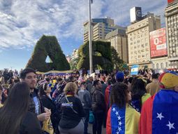 venezolanos celebraron en el obelisco la captura de maduro: nunca perdimos la fe venezolanos celebraron en el obelisco la captura de maduro: nunca perdimos la fe
