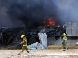 Voraz incendio en una fábrica de envases flexibles en Luján