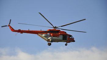 con colaboracion de la fuerza aerea argentina, logran remover el avion caido con colaboracion de la fuerza aerea argentina, logran remover el avion caido