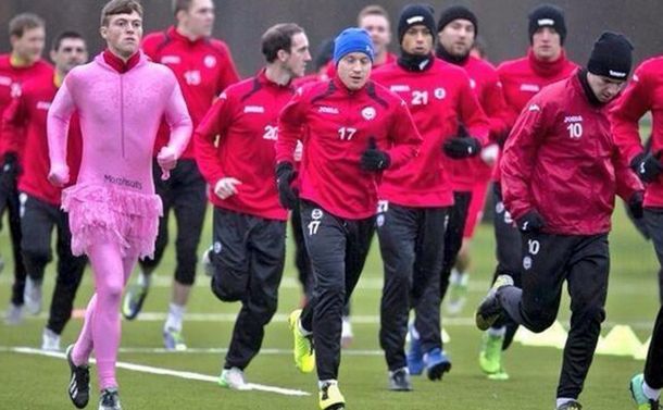 Un técnico escocés castiga a sus jugadores con disfraces ridículos