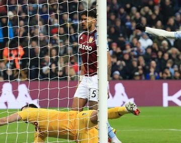 El insólito blooper del Dibu Martínez en la derrota de Aston Villa