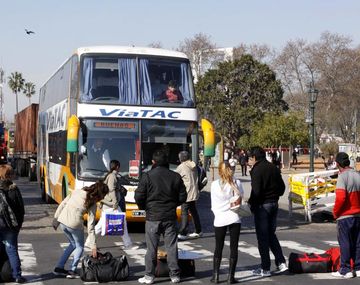 Los pasajeros varados hacen un piquete en la terminal de Retiro
