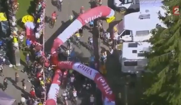 Casi una tragedia: un arco inflable se desplomó en el Tour de France