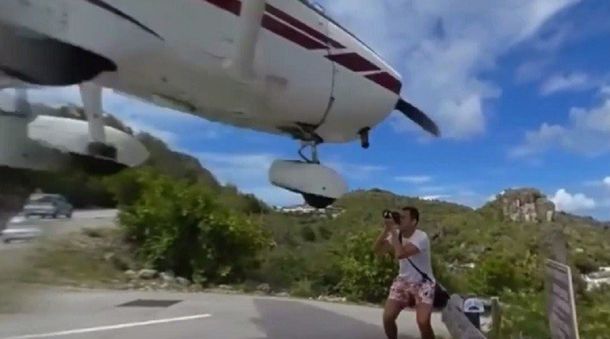 Una avioneta casi choca con un turista al aterrizar