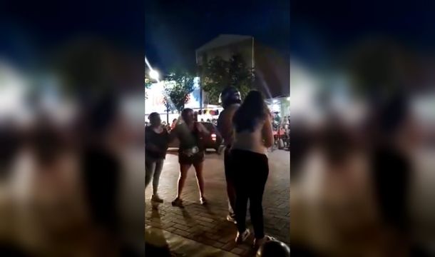 Arreglamos en casa: una hija encaró a su padre cuando paseaba con su amante