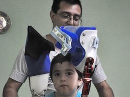 el chico al que le robaron las protesis recibio una donacion y vuelve a caminar