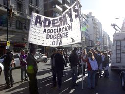 Docentes bloqueron el tránsito en Corrientes y Callao