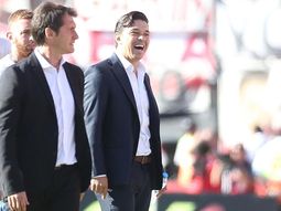 Marcelo Gallardo festeja y Guillermo Barros Schelotto lo mira como enojado Marcelo Gallardo festeja y Guillermo Barros Schelotto lo mira como enojado