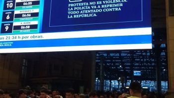 los carteles del gobierno por la nueva marcha de los jubilados: la policia va a reprimir