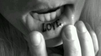 una actriz que sorprende con dos extranos tatuajes una actriz que sorprende con dos extranos tatuajes