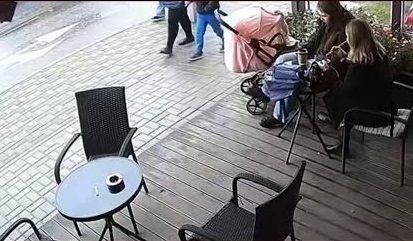 Un nene intentó dar vuelta un cochecito con un bebé recién nacido y la madre ni siquiera reaccionó