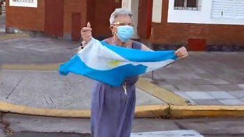 La abuela Cristina se hizo viral por alentar a la Selección durante el Mundial de Qatar. La abuela Cristina se hizo viral por alentar a la Selección durante el Mundial de Qatar.