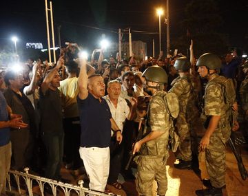 Derribaron un helicóptero de los golpistas en Turquía