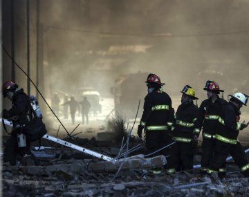 Logran controlar el feroz incendio en una fábrica de colchones en Avellaneda