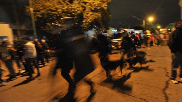 Intentaron saquear un club: hinchas armados lo impidieron