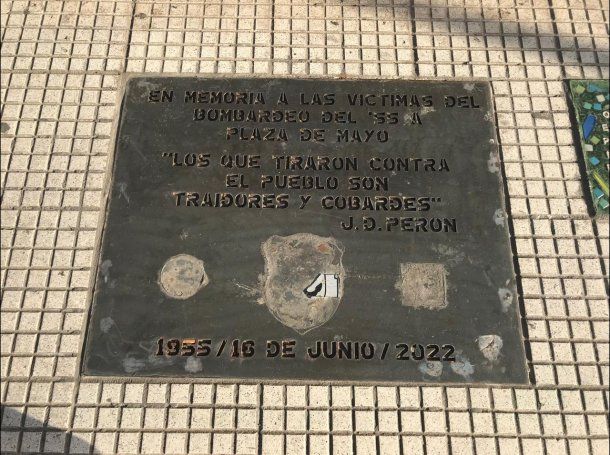 Vandalizaron las placas en homenaje a las víctimas al bombardeo a la Plaza de Mayo