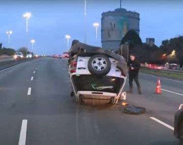 Fuerte choque en la General Paz: auto embistió a camioneta y la volcó