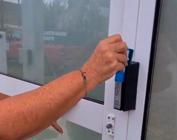 El insólito blooper de una senadora macrista con una tarjeta en un cajero: Avísenle que es al revés