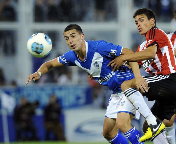 Susto en Vélez: Iván Bella quedó desvanecido en la cancha
