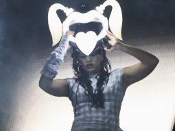 rosalia, chano con tan bionica y una perla del lineup sacudieron el lollapalooza: floja noche de drake rosalia, chano con tan bionica y una perla del lineup sacudieron el lollapalooza: floja noche de drake