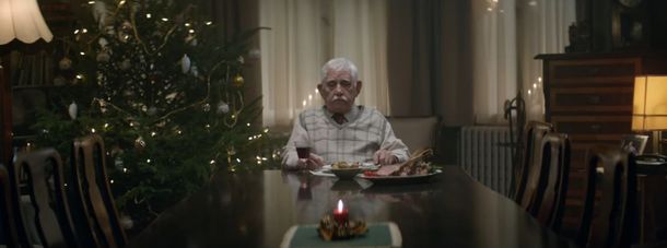 Cansado de pasar solo la Navidad, un abuelo hace reaccionar a su familia