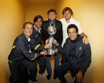 Falcioni y su cuerpo técnico con la Copa Argentina (Foto: @BocaJrsOficial)