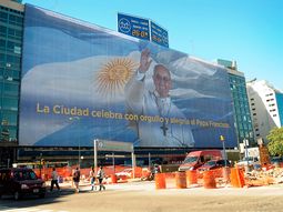 despliegan una gigantografia de francisco en pleno centro despliegan una gigantografia de francisco en pleno centro