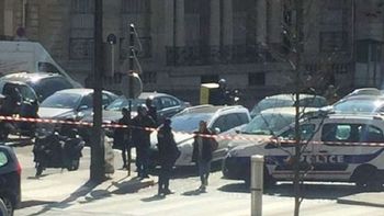 atentado en paris: un herido tras abrir un sobre bomba en la sede del fmi atentado en paris: un herido tras abrir un sobre bomba en la sede del fmi