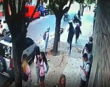 Motochorros robaron a los tiros en la puerta de una escuela de Aldo Bonzi