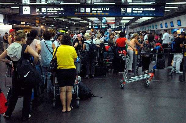 Continúan las demoras y cancelaciones de vuelos en Aeroparque