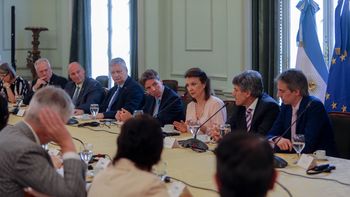 La canciller argentina, Diana Mondino, le transmitió a los embajadores de países de la UE la voluntad del gobierno de cerrar el acuerdo a través del Mercosur. La canciller argentina, Diana Mondino, le transmitió a los embajadores de países de la UE la voluntad del gobierno de cerrar el acuerdo a través del Mercosur.