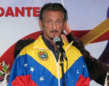 Sean Penn rezó por la salud de Chávez con un particular vestuario