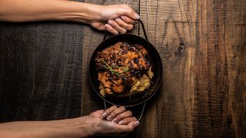 Con platos innovadores, sabrosos y dos locales en CABA, este bodegón es una de las sensaciones del circuito gastronómico. Con platos innovadores, sabrosos y dos locales en CABA, este bodegón es una de las sensaciones del circuito gastronómico.