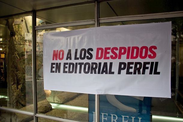 Denuncian doce despidos en la editorial Perfil