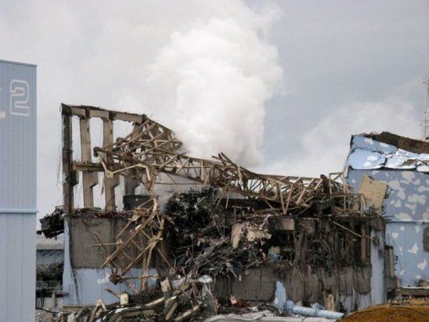 Se derrumba una de las paredes que protegen el reactor de Chernóbil