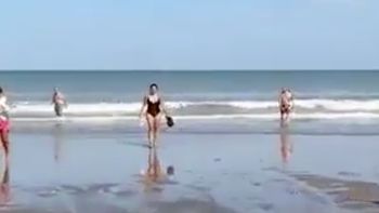 reportan mini tsunami en varias playas cercanas a mar del plata: al menos un muerto reportan mini tsunami en varias playas cercanas a mar del plata: al menos un muerto