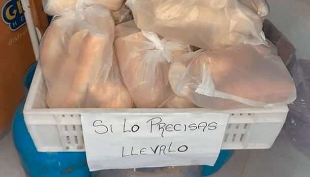 Almacenero regala pan para los más necesitados en medio de la pandemia